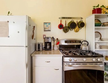 Peaceful, charming, cottage in wine country. Beautiful yard! 3