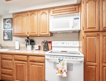 Peaceful Lake Subdivision- Private, Walkable, Patio, 25 mi. Walk/Bike Trail 3