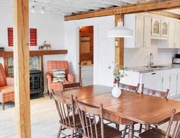 Peaceful Lakefront Cottage 2