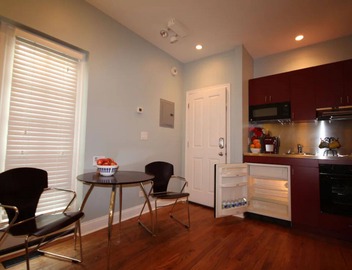 Peaceful Oasis in Top Chicago Neighborhood. Low Traffic, Pristine Cleanliness. 3