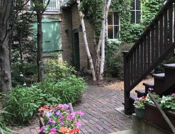 Peaceful Oasis in Top Chicago Neighborhood. Low Traffic, Pristine Cleanliness. 4