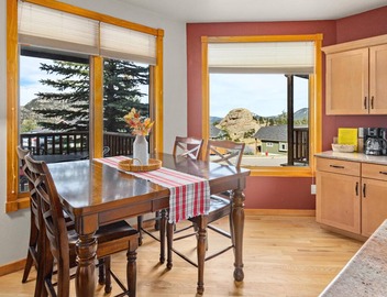 Peaceful Retreat Stunning Views. Hot tub, A/C 2 bedroom 2