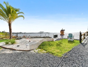 Pelican Pier Beach House on Lake Catherine 5