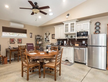 Perfect Charming Cottage on a Quiet Country Lane in Sebastopol 3