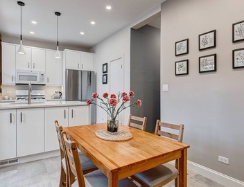 Perfect for Groups! Steps to the Beach and Room for All! Enjoy All Andersonville Has to Offer! by AllSet Turnover 4