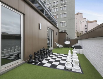 ⛳️ PERFECT PENTHOUSE! Downtown, Secluded Terrace PUTT-PUTT, PING PONG, OUTDOOR CHESS+CHECKERS! 2