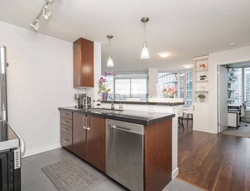 Perfect Vancouver Getaway | Central 2BR/2BA+Sofa Bed 2