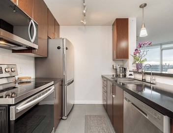 Perfect Vancouver Getaway | Central 2BR/2BA+Sofa Bed 4