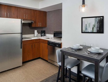 Pet-friendly Hotel! Full Kitchen, Free Breakfast, Outdoor Pool, Near Audubon Zoo 4