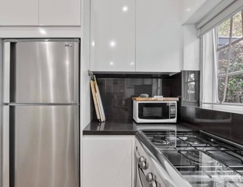 Pet Friendly Modern Apartment in Rose Bay near water 3