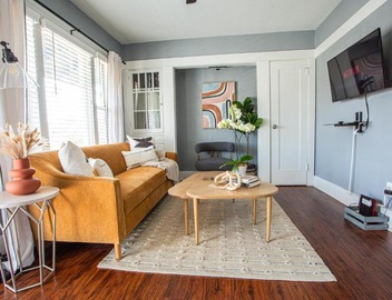 Pet-Friendly Stay, Mins to Beach, Conv Ctr, Prkg LB B 5