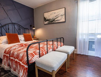 Pet-Friendly Stay, Mins to Beach, Conv Ctr, Prkg LB B 3