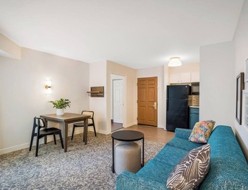 Pet- friendly Suites with Free Breakfast in Great Location Near Black's Beach! 2