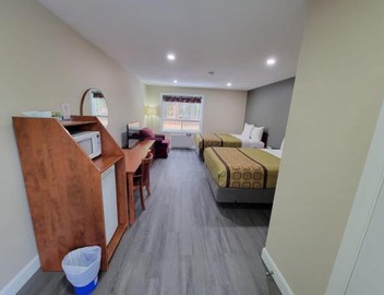 Pine Motel 2