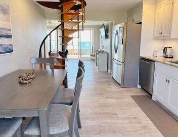 Plum Island Sunkisser: Beachfront & Views! Condo 2