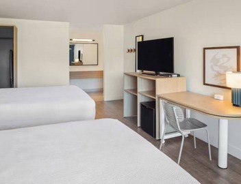 Pool Stay w/2 Queen Beds! Pet Friendly Near Museums! 2