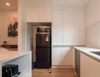 Premier Epsom Townhouse|by Furnished Rentals 4