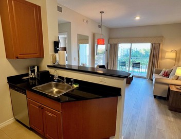 Premium Universal Studios King Bed Resort Suite, Pool, Gym, Free Parking 507S 5