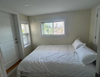 Private 3BR 2BA Laneway Home and Parking 3