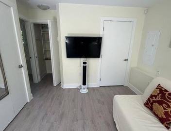 Private 3BR 2BA Laneway Home and Parking 4