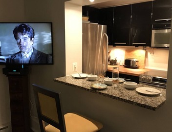 Private Apt. in Historic Home: Walk to Monuments, Museums & Convention Center. 4