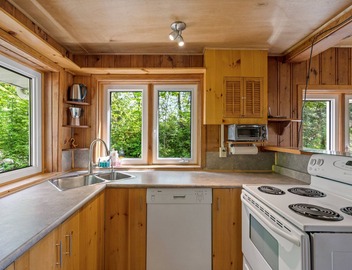 Private Beachfront Cottage in Tiny 3