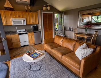 Private Cottage and Hot Tub, Spectacular Sunset & Mtn Views 2