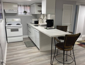 Private one-bedroom apartment with separate entrance + free parking 3