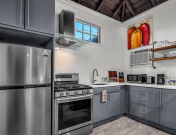 Private Pool + Hot Tub, Gated Guesthouse, Mid-City LA Near LAX 2