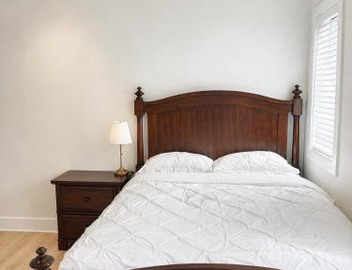 Private Queen Room with Private Bathroom Near Steveston 4