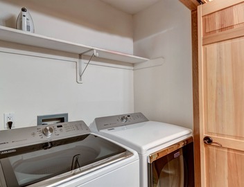 Private Salt Water Hot Tub - 5 Star Reviews - 5 Minute walk to Lifts & Town! 3