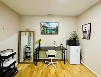 Private Studio: Separate Entry, Washroom & Living Room 2