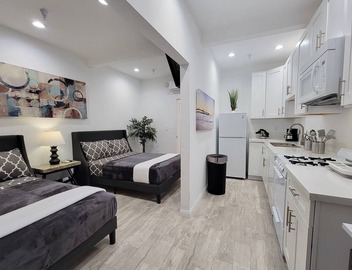 Private studio w/kitchen & parking space by the Mr C. Hotel! 5 min to Rodeo Dr 4