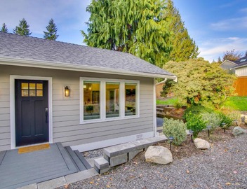 Private Yard & Fire Pit! Modern Kirkland Abode 3