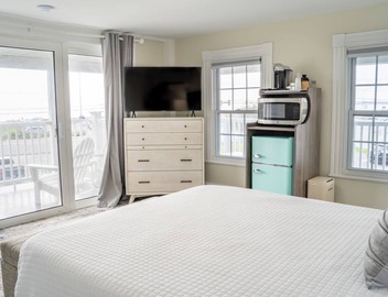 Queen room with private oceanfront balcony - incredible views! 5