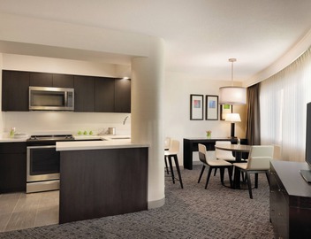 Radisson Hotel Vancouver Airport - Apartment Suites 1King Bedroom - Full Kitchen 2