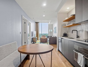 Rainey St Condo | Heated Pool | Gym | Bar | DT ATX 2