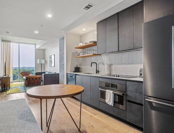 Rainey St Condo | Heated Pool | Gym | Bar | DT ATX 4