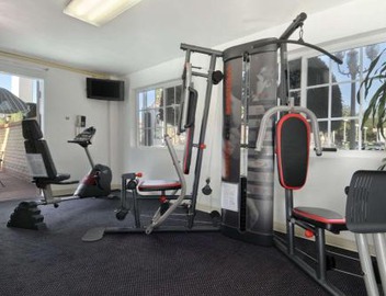 Ramada by Wyndham Pasadena 3