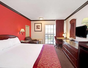 Ramada by Wyndham Pasadena 4