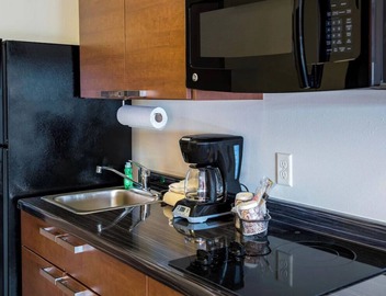 Relax and Cook in a Spacious Suite with Kitchen Near Austin Park and Route 66 5