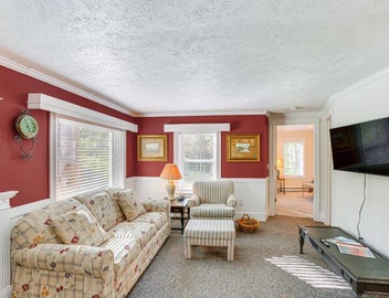 Relax Fireside! Frankfort Apt Near Dtwn & Beaches 5