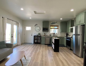 Relaxed, warm modern cottage in Los Angeles. 2