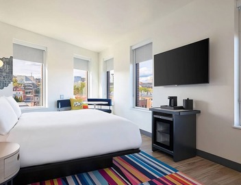 Relaxing Couple Pet-Friendly Stay | Seafood & Portland Attractions 2