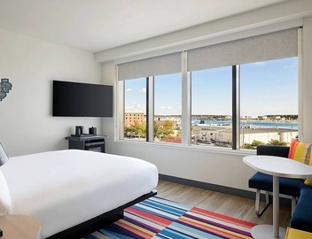 Relaxing Couple Pet-Friendly Stay | Seafood & Portland Attractions 3
