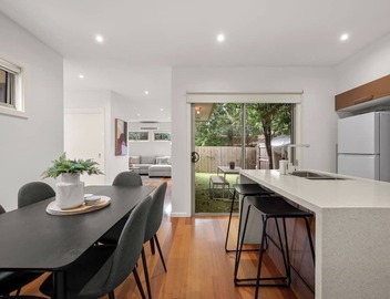 Relaxing Getaway Oasis with Patio in Charming Kew 4