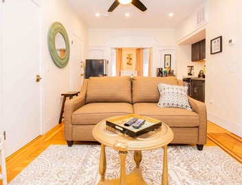 Renovated, Chic, one bed, Sleeps 4,Steps to Transit 2