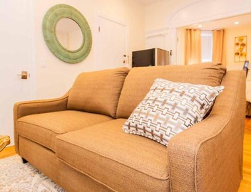 Renovated, Chic, one bed, Sleeps 4,Steps to Transit 3