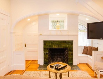 Renovated, Chic, one bed, Sleeps 4,Steps to Transit 4