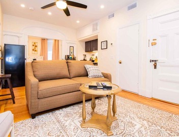 Renovated, Chic, one bed, Sleeps 4,Steps to Transit 5